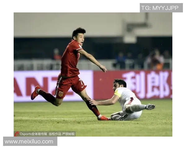 杨伟独家解析足球技巧与战术心得助你提升球场表现